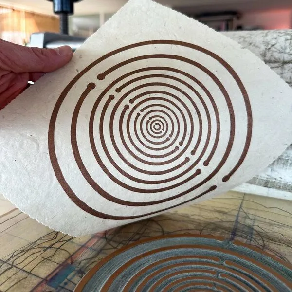 Veskor Cassiopeia Veskor Cassiopeia LAKHOVSKY SPULE Heilige Geometrie Linoldruck | 22 × 22 cm | Kupfer auf Naturweiß – Produktbild 2 von 4