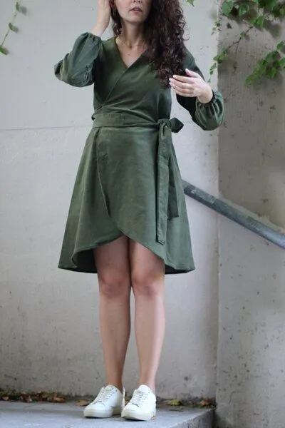 ManduTrap ManduTrap Herbstkleid aus Bio-Baumwolle – Nachhaltiges Wickelkleid aus Cord – Winterkleidkleid, Grün, – Produktbild 3 von 4