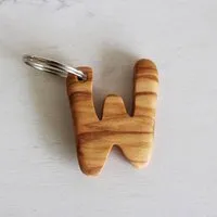 Mitienda Shop Mitienda Shop Schlüsselanhänger aus Holz Buchstaben A-Z | Holz Anhänger – Produktbild 1 von 1