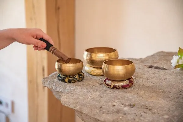 naturling naturling Klangschalen Messing 3er Set mit Klöppel und Kissen – Produktbild 3 von 7
