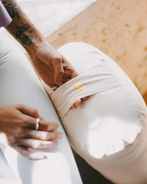 Lotuscrafts Lotuscrafts BIO Großer Yoga Bolster RESTORATIVE L mit weicher Kapokwolle gefüllt, Natur, – Produktbild 5 von 5