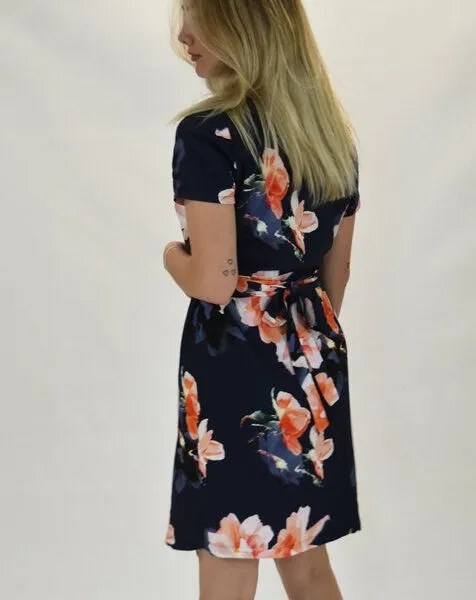 Aatise Aatise Wickelkleid 100% EcoVero Kurzarm Ziska- in Franckreich hergestellt, Blau, – Produktbild 3 von 4