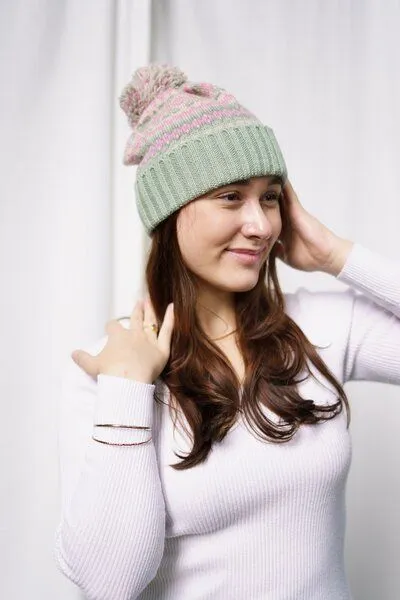 Haus of Namaste Haus of Namaste Handgefertigte Lammwollmütze mit Bommel | Nordische Fair-Isle-Strickmütze | Fair Isle in Rosa und Grün – Produktbild 3 von 3