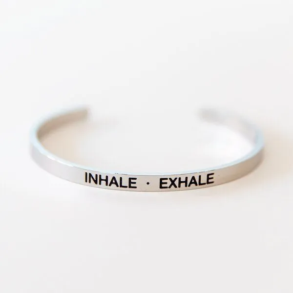 Divasya Divasya Armreif mit Gravur Silber Inhale - Exhale – Produktbild 4 von 4