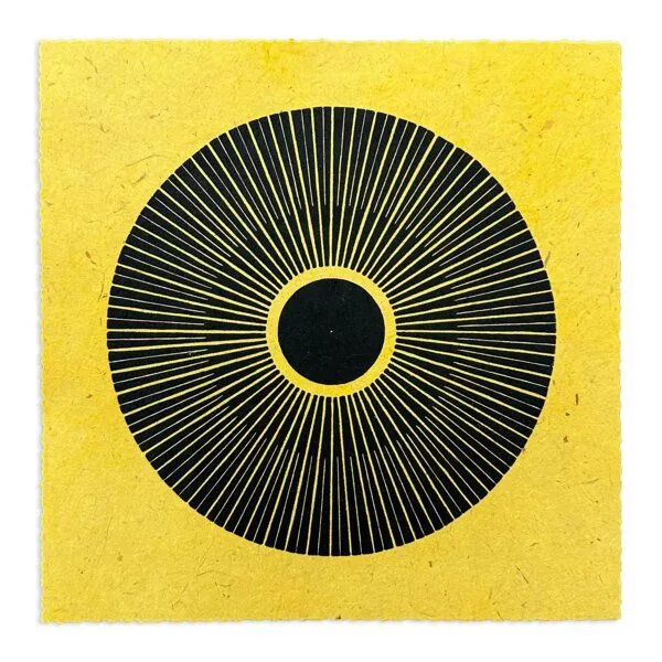Veskor Cassiopeia Veskor Cassiopeia CENTRAL SUN Sonnen Linoldruck | 22 × 22 cm | Schwarz auf Sonnengelb – Produktbild 1 von 4