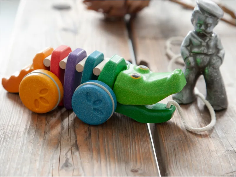 PlanToys PlanToys Nachziehtier Regenbogen Krokodil aus recyceltem Kautschukholz 9,5 x 22,5 x 9,5 cm, Mehrfarbig, – Produktbild 2 von 2