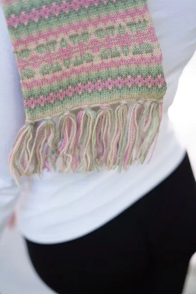 Haus of Namaste Haus of Namaste Handgefertigter Fair-Isle-Schal aus 100 % Lammwolle: Winterschal in Pink und Grün | Hergestellt in Nepal | Nachhaltig, fair und ethisch. – Produktbild 2 von 4