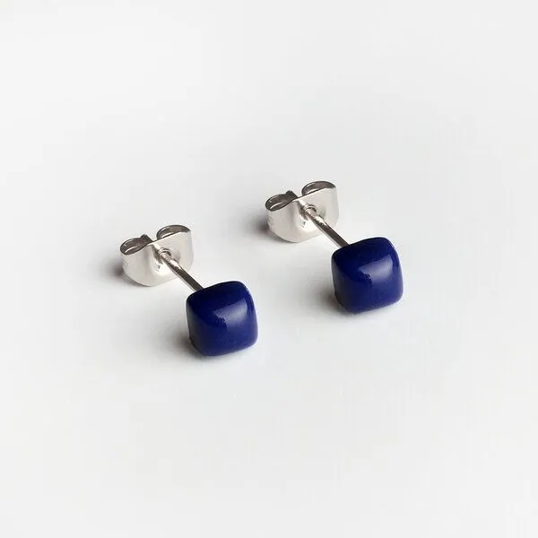 ALEXASCHA ALEXASCHA Winzige Ohrstecker aus recyceltem Glas 4mm, Nachtblau, – Produktbild 1 von 4