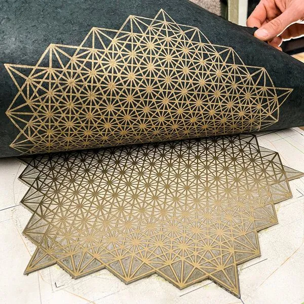Veskor Cassiopeia Veskor Cassiopeia STERN TETRAEDER 512 Heilige Geometrie Linoldruck | 40 x 50 cm | Gold auf Smaragdgrün – Produktbild 4 von 4