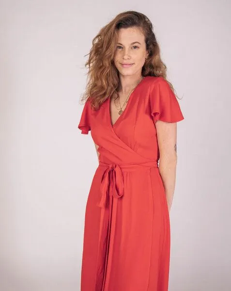 Aatise Aatise Langes Abendkleid im Wickeleffekt Zermonie 100% EcoVero, Rot, – Produktbild 2 von 4