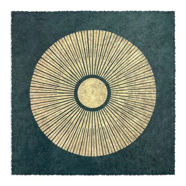 Veskor Cassiopeia Veskor Cassiopeia CENTRAL SUN Sonnen Linoldruck | 22 × 22 cm | Gold auf Waldgrün – Produktbild 1 von 4