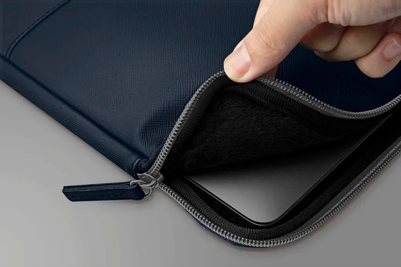 LAUT LAUT Prestige Sleeve für MacBook Pro 15" / MacBook Pro 16" Blau 15" Notebook 16" Notebook Lederimitat – Produktbild 2 von 4