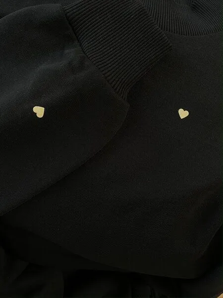 noemvri fashion label noemvri fashion label oversized Sweatshirt Turtleneck mit Herzchen, Schwarz mit beigen herzchen, – Produktbild 1 von 4