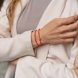 juni juni Rote Perlenarmbänder Set "Milano" mit Goldkugel Anhänger und verstellbarer Schiebeperle aus recyceltem Gold – Produktbild 1 von 1
