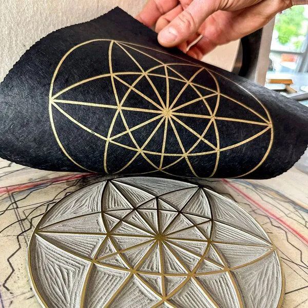 Veskor Cassiopeia Veskor Cassiopeia VEKTOR EQUILIBRIUM II Heilige Geometrie Linoldruck | 22 × 22 cm | Gold auf Schwarz – Produktbild 3 von 4