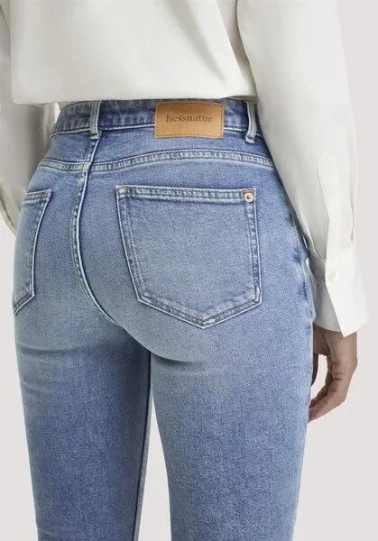 hessnatur hessnatur Jeans LEA Slim aus Bio-Baumwolle mit recycelter Baumwolle, Medium blue, – Produktbild 2 von 4