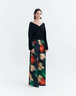 thinking mu Thinking MU Damen vegan Hose Mit Weitem Bein Bloom Von Hedda Schwarz/Grün/Rot – Produktbild 1 von 1
