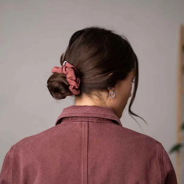 Vresh Clothing Vresh Clothing Ava - Scrunchie aus Biobaumwolle, Hibiskus, – Produktbild 3 von 4