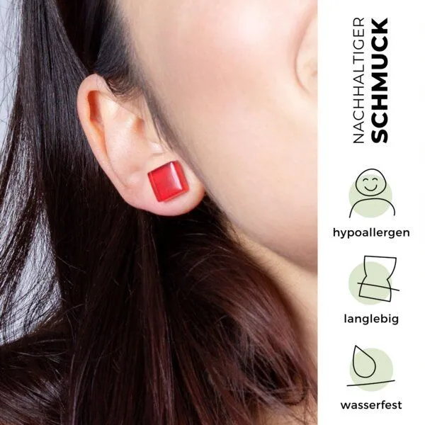 ALEXASCHA ALEXASCHA Minimalistische Ohrstecker, klein, aus Glas, Kirschrot, – Produktbild 3 von 4