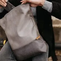 BOWLEANIES TASCHEN BOWLEANIES TASCHEN Rucksack aus Lederfaserstoff, Hellgrau & dunkelgrau, – Produktbild 1 von 1