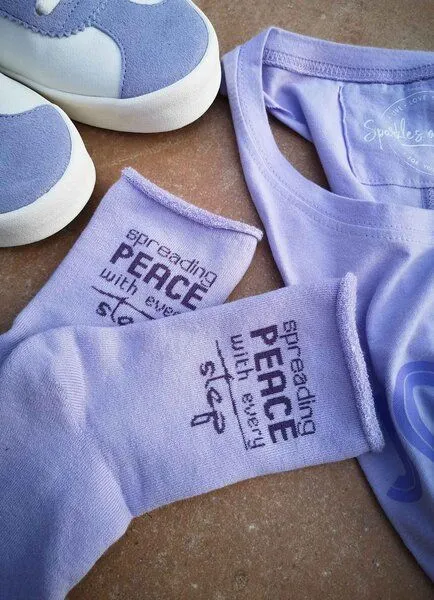 SPARKLES OF LIGHT SPARKLES OF LIGHT SPREADING PEACE Unisex Plüschsocken aus Biobaumwolle, Lila, – Produktbild 4 von 4
