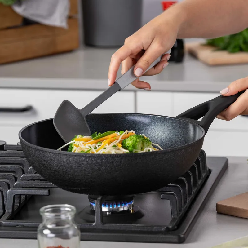 Chefkoch trifft Fackelmann Chefkoch trifft Fackelmann Wokpfanne Hamburg, keramische Antihaft-Beschichtung, Ø28cm – Produktbild 2 von 2