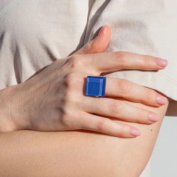 ALEXASCHA ALEXASCHA Geometrischer Statement Ring aus Glas PUREFORM, Saphirblau, – Produktbild 2 von 4