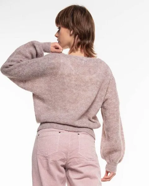 Alma & Lovis Alma & Lovis Leichter Pullover im Loose-Fit aus zartem Alpakastrick | Light V-Neck, Hell-lila, – Produktbild 3 von 3