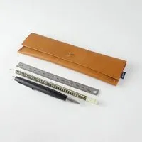 matilda k manufaktur matilda k. manufaktur Stiftemäppchen aus Bio-Leder in verschiedenen Farben mit Knopfniete 'leonore k.', Hellbraun, – Produktbild 1 von 1