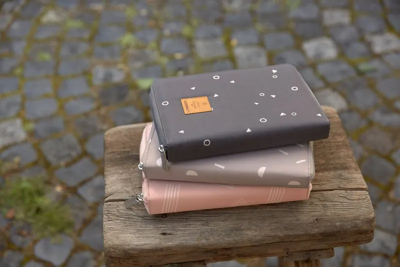 Lässig Lässig Mutterpass-Hülle Casual, Document Pouch, Universe Anthracite, mit Reißverschluss, PETA-approved vegan, Grau, – Produktbild 5 von 5