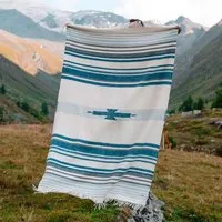 Steppenwolle Steppenwolle Kuscheldecke aus Schurwolle Blau mit Muster – Produktbild 1 von 1