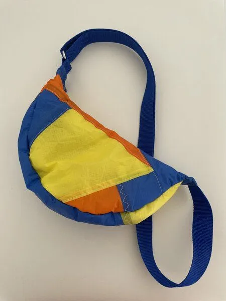 Skrabak Skrabak Upcycling-Bauchtasche aus Segeltuch (handgefertigte Unikate), Blau-gelb-orange, – Produktbild 1 von 4