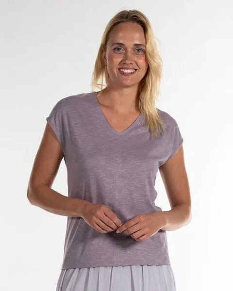 Alma & Lovis Alma & Lovis Legeres V-Shirt aus leichter Bio-Baumwolle / EcoVero | Flamé V, Crocus (flieder), – Produktbild 1 von 2