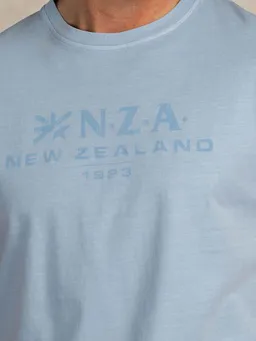 new zealand auckland new zealand auckland NZA T-Shirt Faded Logo Himmelblau – Produktbild 1 von 1