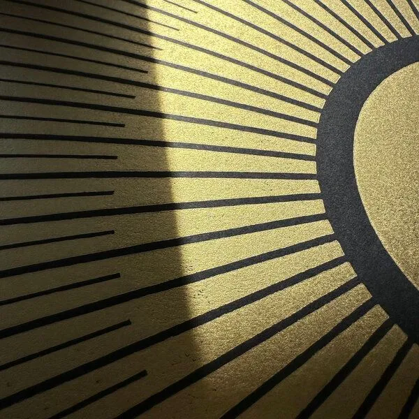 Veskor Cassiopeia Veskor Cassiopeia CENTRAL SUN Sonnen Linoldruck | 50 × 50 cm | Gold auf Schwarz – Produktbild 2 von 4