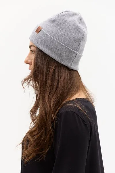 KOKOworld Mütze Kalima – Umschlagbarer Saum zur Längenanpassung – Must-have für jeden Kleiderschrank – Dekoratives KOKOworld-Label – 100 % in der EU fair produziert, Grey melange (grau), – Produktbild 4 von 4