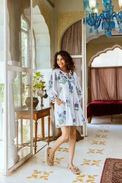 Haus of Namaste Haus of Namaste Ballonkleid kurz aus Bio-Baumwolle „Himalayan Blue Poppy“ , handbedruckt mit veganen Farben – Produktbild 4 von 4