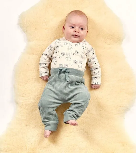 Sense Organics & friends in cooperation with GARY MASH Sense Organics & friends in cooperation with GARY MASH Babyhose aus kuschligem Nickistoff, Grün, – Produktbild 2 von 4