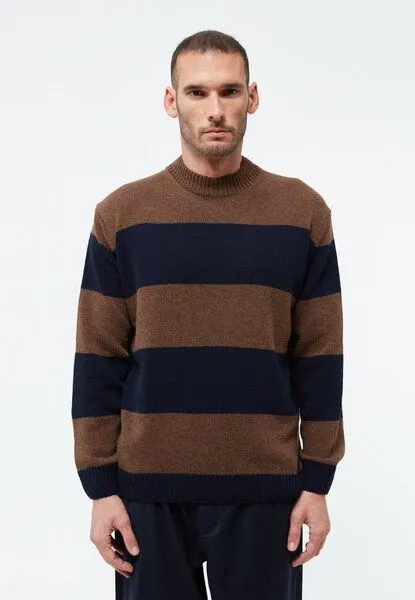 Givn Berlin Givn Berlin Gestreifter Strickpullover GBIVAN aus recycelter Wolle, Oak brown / midnight blue (stripes), – Produktbild 2 von 4