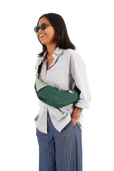 Ticket to the Moon Ticket to the Moon upcycled Bauchtasche/Crossbody Umhängetasche "Sling Bag", Dunkelgrün-jade green, – Produktbild 2 von 4