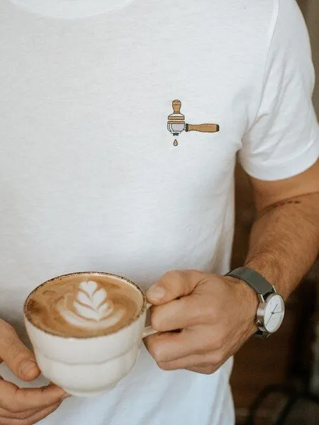 Coffee Fashion Coffee Fashion Siebträger & Tamper | Besticktes Bio Baumwoll T-Shirt, Weiss, – Produktbild 3 von 3
