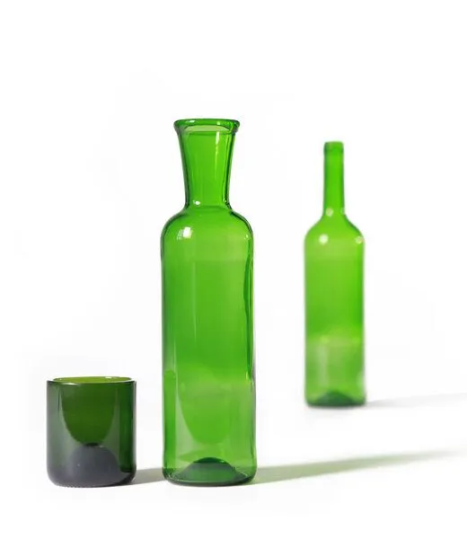 SAMESAME SAMESAME Grüne Upcycling Karaffe aus Bordeauxflasche mit Becher (0,75l) – Produktbild 2 von 4