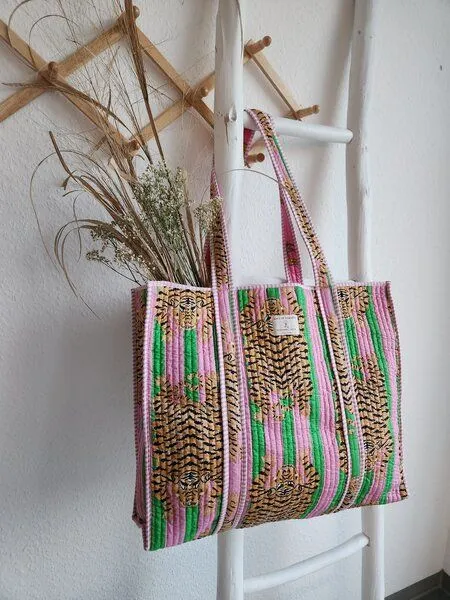 Haus of Namaste Haus of Namaste Tragetasche aus 100 % Bio-Baumwolle | Tragetasche mit Tiger-Print | Tragetasche mit rosa und grünen Streifen – Produktbild 1 von 4