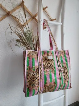 Haus of Namaste Haus of Namaste Tragetasche aus 100 % Bio-Baumwolle | Tragetasche mit Tiger-Print | Tragetasche mit rosa und grünen Streifen – Produktbild 1 von 1