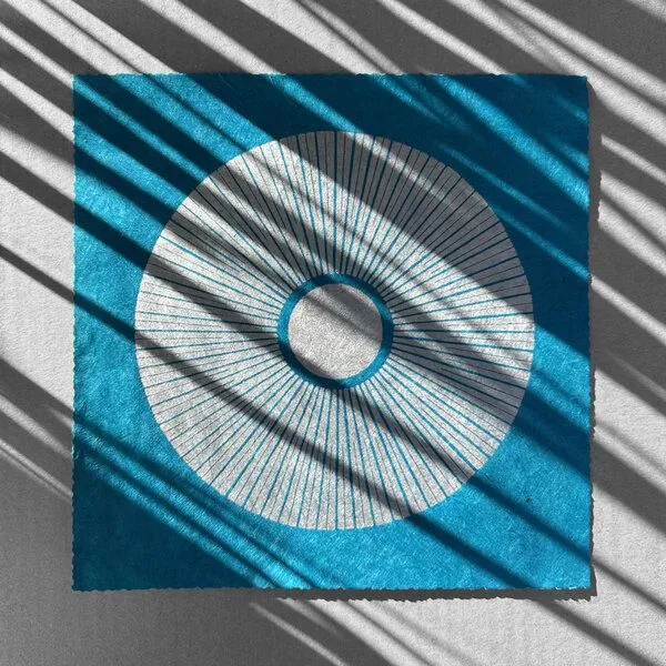 Veskor Cassiopeia Veskor Cassiopeia CENTRAL SUN Sonnen Linoldruck | 22 × 22 cm | Cyan-Blau, Silber, – Produktbild 2 von 2