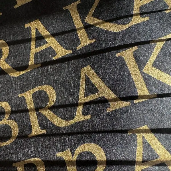 Veskor Cassiopeia Veskor Cassiopeia ABRAKADABRA magischer Linoldruck | 30 x 40 cm | Gold auf Schwarz – Produktbild 3 von 4