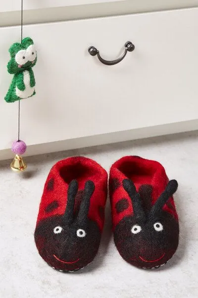 short'n'pietz short'n'pietz Hausschuhe Marienkäfer, handgefilzt für Kinder, Rot schwarz, – Produktbild 2 von 3