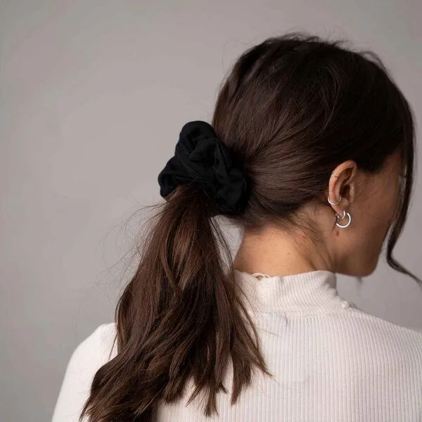 Vresh Clothing Vresh Clothing Ava - Scrunchie aus Biobaumwolle, Schwarz, – Produktbild 3 von 4