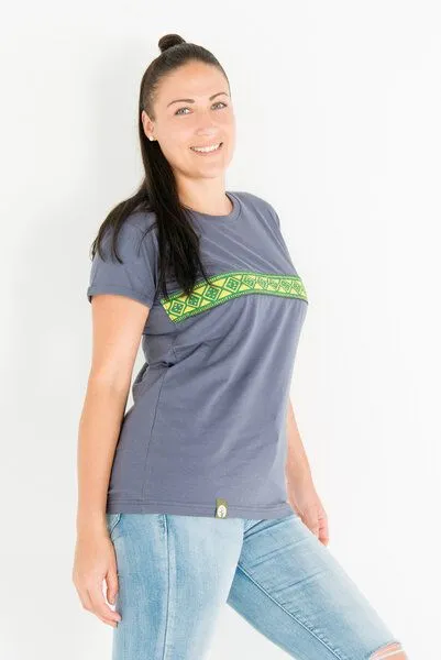 Maishameanslife Maishameanslife Kudhinda Stripe - Frauen T-shirt - Charcoal Grau – Produktbild 2 von 3