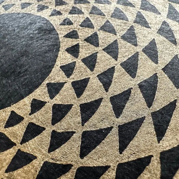 Veskor Cassiopeia Veskor Cassiopeia ETERNA FLORO Heilige Geometrie Linoldruck | 21 × 21 cm | Gold auf Schwarz – Produktbild 4 von 4